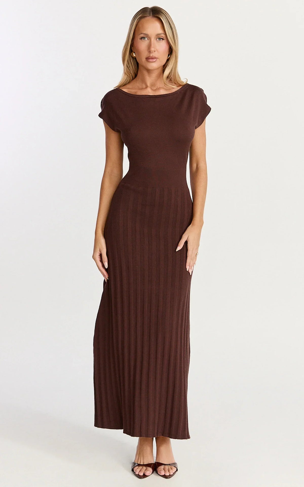 Jadey Midi Dress - Cap Sleeve Pleated Dress In Chocolate